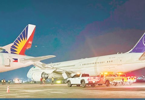 一架沙特阿拉伯航空的波音787-9夢幻客機於週二深夜在尼蕊·亞謹諾國際機場撞上一架停泊的菲律濱航空空中巴士A320客機的尾部，造成兩架飛機受損，但無人受傷。
