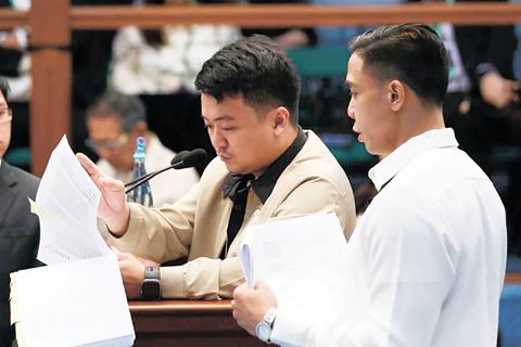 副總統莎拉·杜特地彈劾審判第三天在參議院舉行，由主審法官弗朗西斯·伊斯古地洛參議員主持。檢方證人、國調局探員約翰·馬克·卡利隆接受辯護律師卡洛·納華沙的交叉詰問。