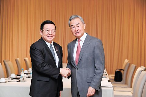 中國外交部長王毅昨日在馬尼拉會見東盟秘書長高金洪。