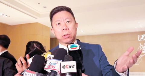 中國駐菲大使井泉昨晚在沓義市香格里拉大酒店接受媒體採訪。（本報圖片）