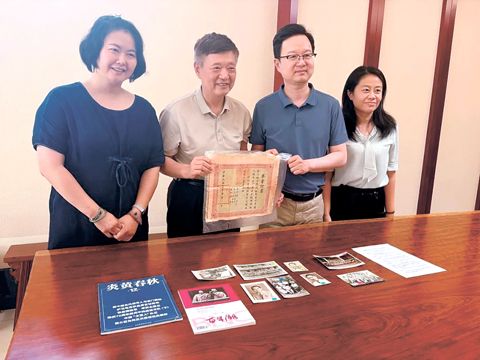 圖為照片背後的隻言片語，思鄉情深。