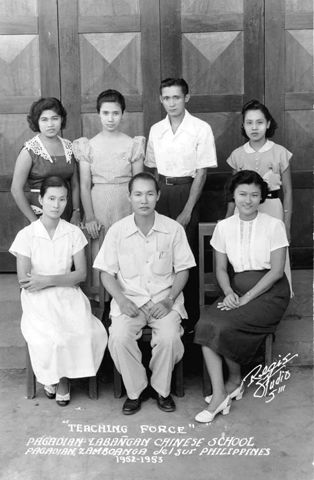 圖為1953年南三寶顏省巴加連中華學校的師生合影，照片正中間是林得恩先生。