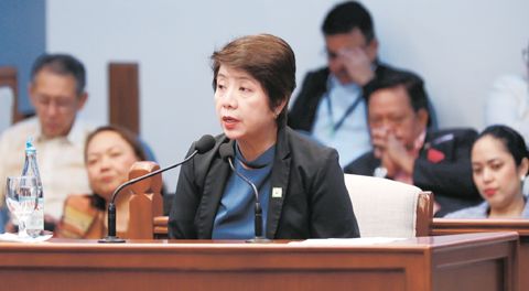 前菲律濱土地銀行蕭氏大道分行經理維奧萊塔·康斯坦蒂諾於7月29日在巴西市參議院副總統莎拉·杜特地彈劾審判第10天出庭作證。康斯坦蒂諾表示,副總統辦公室進行的4次1.25億披索現金提款不尋常,且不同於其他政府機構的交易。