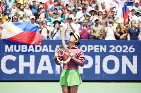 8月3日，在華盛頓進行的2026華盛頓網球公開賽女單決賽中，菲律濱選手伊埃拉2比1擊敗美國選手佩古拉，獲得冠軍。圖為伊埃拉親吻冠軍獎盃。（中新社）