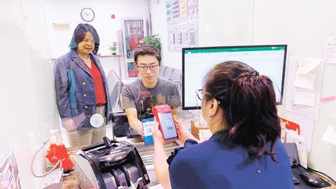 菲律濱駐上海總領事米卡·馬格諾利亞·費雪見證了菲律濱駐上海總領事館首次無現金領事交易，上海國際旅行社有限公司的郭先生透過支付寶支付簽證費用。