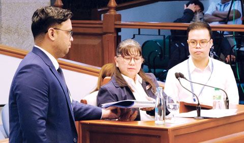 前副總統辦公室特別付款官吉娜·阿科斯塔於8月24日在巴西市參議院舉行的副總統莎拉·杜特地彈劾審判第17天中，接受阿曼多·利吉坦律師的直接詰問。
