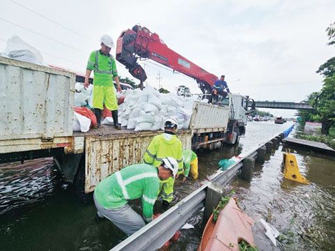 北呂宋高速公路管理單位在邦邦牙省仙西蒙的圖勞克橋實施措施以減少洪水，該橋此前對駕駛人造成了重大干擾。