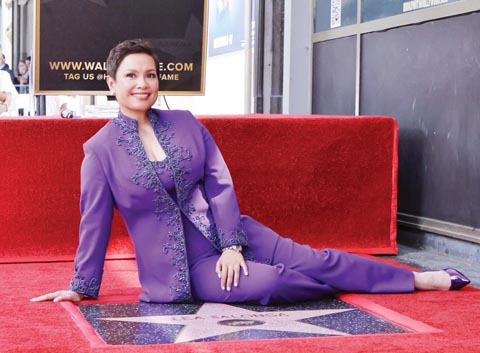 莉亚·沙朗牙缔造历史,成为首位获得好莱坞星光大道星星的菲律滨人。