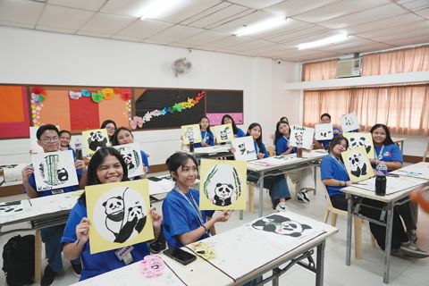 9月11日，首屆「KUMUSTA！你好」菲華中學生交流日在菲律濱馬尼拉舉行。圖為學生展示繪畫課程作品。（中新社）
