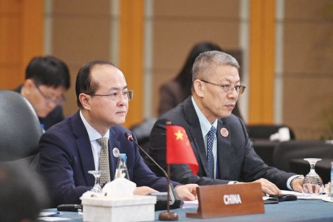 圖為中國商務部副部長鄢東出席會議。