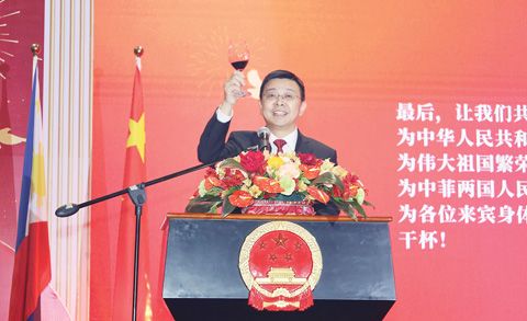 中國駐菲大使館昨日假座SMX會議中心舉辦慶祝中華人民共和國成立七十七週年酒會。左圖為中國大使館臨時代辦周志勇公參向來賓敬酒，右圖為菲律濱外交部部長助理兼亞太司司長阿爾費雷斯敬酒。（本報記者Celia