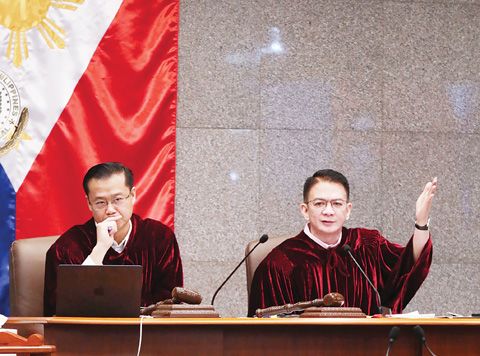 參議長張僑偉（左）和參議院彈劾法庭主審法官參議員法蘭西斯·伊斯古地洛於9月23日副總統莎拉·杜特地彈劾審判第29天期間。彈劾法庭投票決定，將判定杜特地有罪所需的三分之二票數，基於法律上和事實上能夠參與彈劾程序的參議員人數。