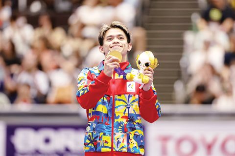 卡洛斯·尤洛在第20屆愛知-名古屋2026年亞運會男子自由體操決賽中奪冠後，獲頒金牌。