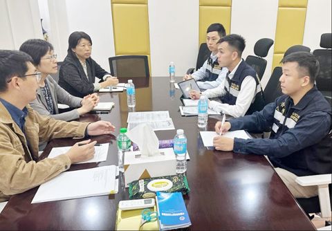 圖為中國駐菲大使館公使兼總領事王瑋與香港入境處人員會面討論交接細節。