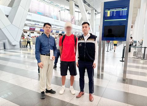 圖為因涉毒在菲律濱坐了26年牢的香港人鄧龍威獲釋後，昨日在香港入境處人員的陪同下，從馬尼拉飛往香港。