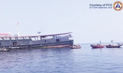 中國海上民兵船「9622」停留在菲律濱南鑰島西北方約1.2海里處，並部署24艘舢舨，每艘舢舨上各有2人。