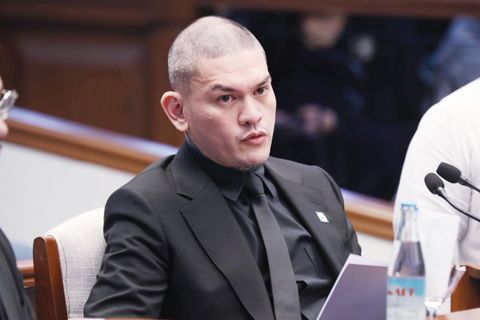納卯市市長塞巴斯蒂安·「巴斯特」·杜特地於9月29日在巴西市參議院舉行的其姊姊副總統莎拉·杜特地彈劾審判第31天中，以敵意證人身份出庭。