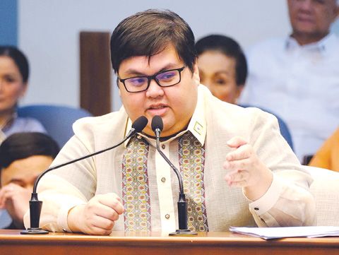 反洗錢委員會執行主任羅內爾·布埃納文圖拉於10月6日在參議院舉行的副總統莎拉·杜特地彈劾案審訊中，重返證人席接受辯方的持續反詰問。布埃納文圖拉就與針對杜特地的不明財富指控相關的財務記錄作證。