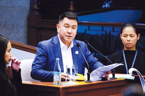 菲島銀行大岷區中部分行部門主管馬文·加爾維斯,於副總統莎拉·杜特地參議院彈劾審判第35天中作為證人出庭。