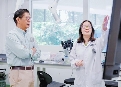 小馬科斯總統於10月10日訪問新加坡國立大學的新加坡核子研究與安全研究所。
