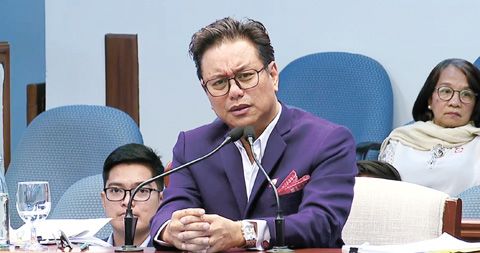法務專家亞歷山大·卡布雷拉於10月12日在副總統莎拉·杜特地的參議院彈劾審判中作證。他表示，2024年8月6日僅1小時13分鐘內總計4100萬披索的現金提款，引發了對缺乏明確財務軌跡的質疑。