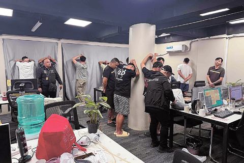 图为涉嫌电诈活动的外国人。