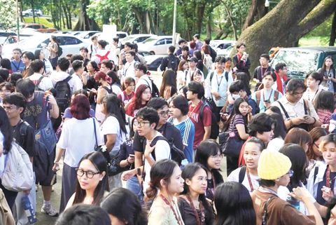 在計順市菲律濱國立大學迪里曼校區帕爾馬和馬爾科姆大廳區域據稱出現線上威脅後，學生於週四下午被疏散。根據初步調查，一名通報者於下午1時54分左右收到來自一個Instagram帳戶的信息，該帳戶據稱屬於一名菲律濱國立大學迪里曼校區學生。信息寫道：「將在整個帕爾馬和馬爾科姆散播恐怖。你們全都準備好。」根據計順市災害風險減少與管理辦公室發言人皮奇·黎良說，該事件於下午3時06分被宣布為虛驚一場。學生隨後於下午3時10分左右被建議返回教室並恢復上課。