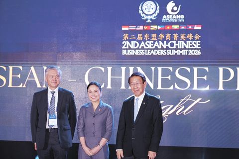 10月19日,第二屆東盟華商菁英峰會在菲律濱馬尼拉舉行。圖為菲律濱貿易和工業部部長克里斯蒂娜·羅計(中)、菲華商聯總會理事長林榮輝(右)、菲華商聯總會副理事長黃奇昭(左)。(中新社)