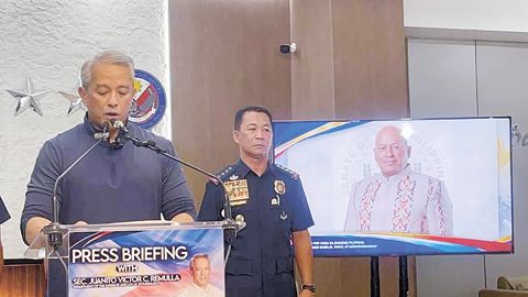 內政部長黎慕惹和菲國警總監納塔特斯10月23日在計順市克楠美軍營的新聞發布會上，宣布懸賞5000萬披索捉拿參議員羅納德·「石頭」·黎拉羅沙。