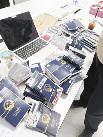 國調局探員10月22日在三描禮士省蘇比克突擊一個詐騙中心時，沒收約200名被捕越南工人的護照。國調局正與反洗錢委員會及相關金融機構合作，以識別並凍結該行動中使用之帳戶。