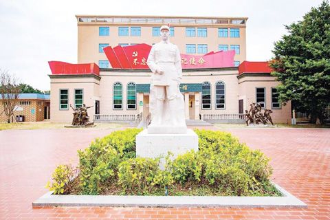 閩南泉州石獅市永寧鎮子英村，李子芳烈士紀念館前的廣場上，雕像巍然矗立。