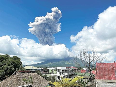 這是10月30日拍攝的馬容火山噴發產生的羽流。據菲律濱火山地震研究所10月30日通報，馬容火山當天噴發。