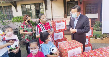 12月17日，黃溪連大使走訪馬尼拉市德大馬士協會孤兒院，向該院兒童捐贈了「友誼包」以及熊貓玩偶和兒童書籍等愛心物資。