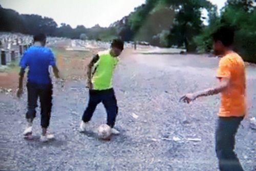 学生在华人义山踢足球