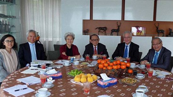 8月10-11日，菲律宾前总统拉莫斯（中）在香港与傅莹（左三）、中国南海研究院院长吴士存（左二）进行友好会面