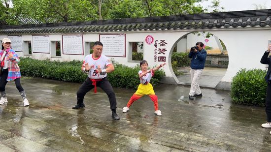 馮濤5歲起開始練習伏虎拳。如今，馮濤已經成長為一名武術教練。