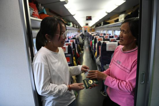 2月3日，范氏利（右）和女儿江洁榕（左）乘坐列车赴越南省亲。中新社记者  蒋雪林 摄