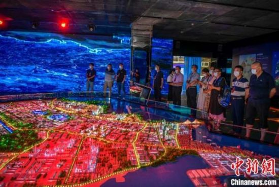 海外華文媒體代表參觀洋浦經濟開發區展示館。