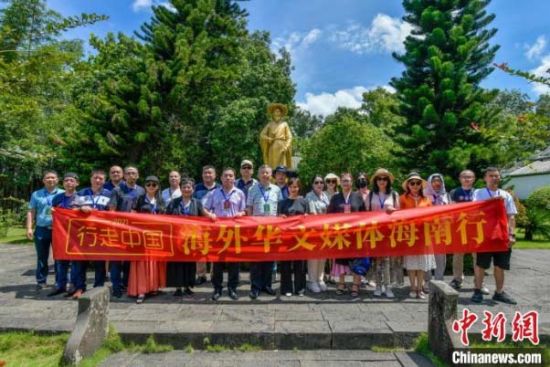 海外華文媒體代表在儋州市東坡書院合影。