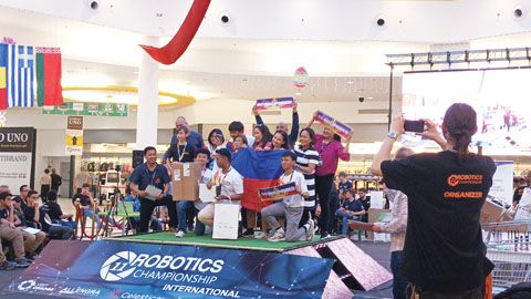 圖片說明：來自內湖省聖羅莎的兩支學生隊伍在第十一屆國際機器人錦標賽自由式創新組中分別獲得第一名和第二名。