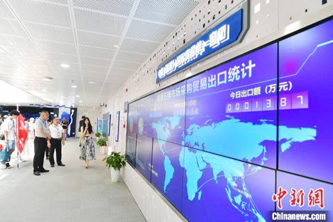 15日上午,海外華文媒體代表走進數字福建雲計算中心。中新網記者