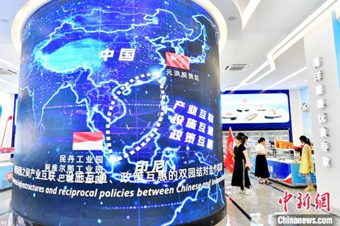 15日,德國歐洲新僑網、意大利僑網、毛里求斯華聲報、菲律賓世界日報、菲律賓商報等10家海外華文媒體代表與境內媒體走進福州新區(福州自貿區),感受當地高質量發展新圖景。中新網記者