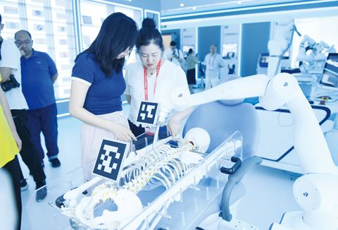 圖說：圖為部分媒體代表正在觀看海扶機器手臂示範進行微創手術。（本報圖片）