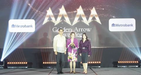 代表首都銀行領獎者是獨立董事Angelica