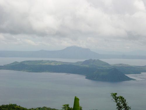 塔尔湖与湖中的塔尔火山