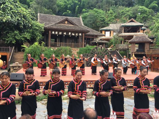 拉祜族以歌舞热情迎宾。