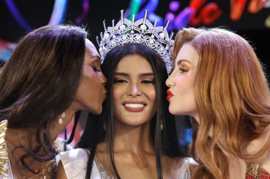 跨性別選美大賽25日在泰國登場，菲律濱佳麗拉維納奪得后冠，成為2022國際皇后小姐。