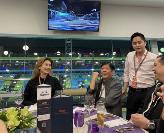 小馬科斯總統和兒子、北伊羅戈眾議員桑洛以及眾議長羅麻禮斯出席新加坡F1大賽的照片在網上瘋傳。總統府至今不願評論這趟被網民強烈批評的旅行。