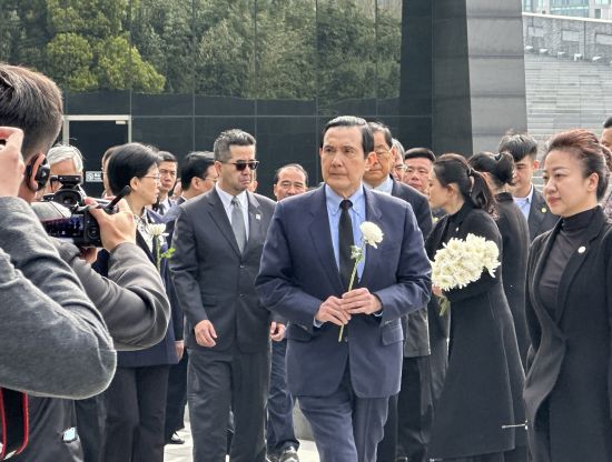 3月29日，中國國民黨前主席馬英九一行參觀了侵華日軍南京大屠殺遇難同胞紀念館。（中新社）