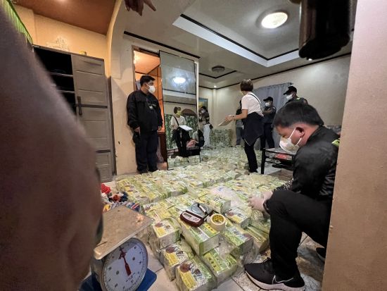 圖為國都區警署和菲緝毒署的探員於週三在碧瑤市執行搜查令期間查獲 575 公斤沙霧，估計街頭價值為 40 億披索。
